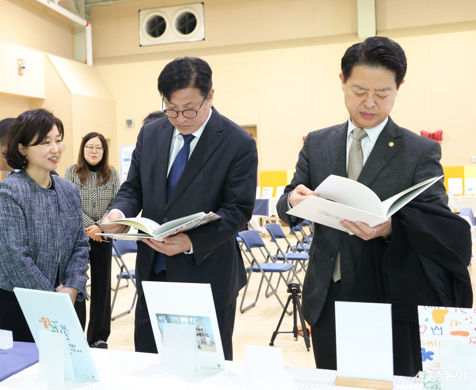 도성훈 인천광역시교육감은 지난 16일 김영호 국회 교육위원장과 함께 서구 소재 인천서로꿈유치원을 방문해 읽걷쓰 교육 우수 사례를 확인하고, 유아 독서교육 현장의 생생한 의견을 청취했다(왼쪽 도성훈 교육감). 사진제공|인천교육청