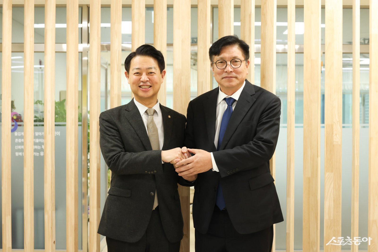 도성훈 인천광역시교육감은 지난 16일 김영호 국회 교육위원장과 함께 서구 소재 인천서로꿈유치원을 방문해 읽걷쓰 교육 우수 사례를 확인하고, 유아 독서교육 현장의 생생한 의견을 청취했다(오른쪽 도성훈 교육감). 사진제공|인천교육청
