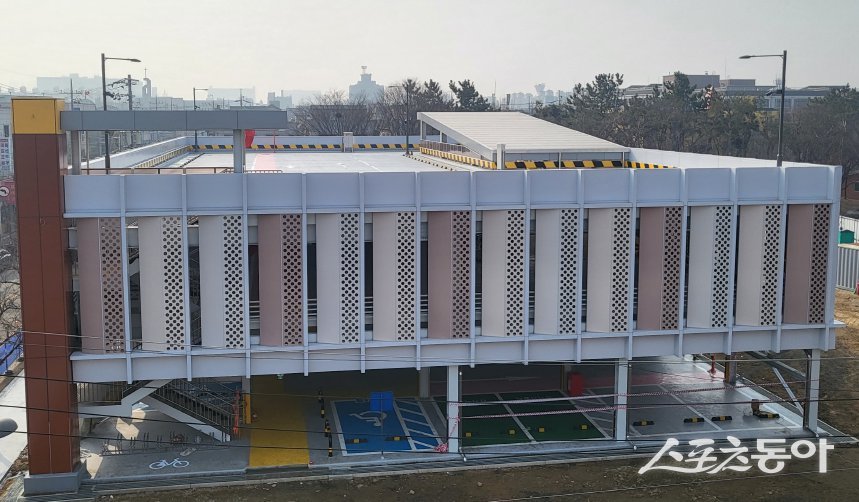 시흥시(시장 임병택)는 정왕동 지역의 만성적인 주차난 해소를 위해 총 61억 원을 투입해 큰솔공원 내 96면 규모의 공영주차장을 조성하고, 1월 20일부터 시범운영에 들어간다(정왕동 큰솔공원 공영주차장 외부). 사진제공｜시흥시