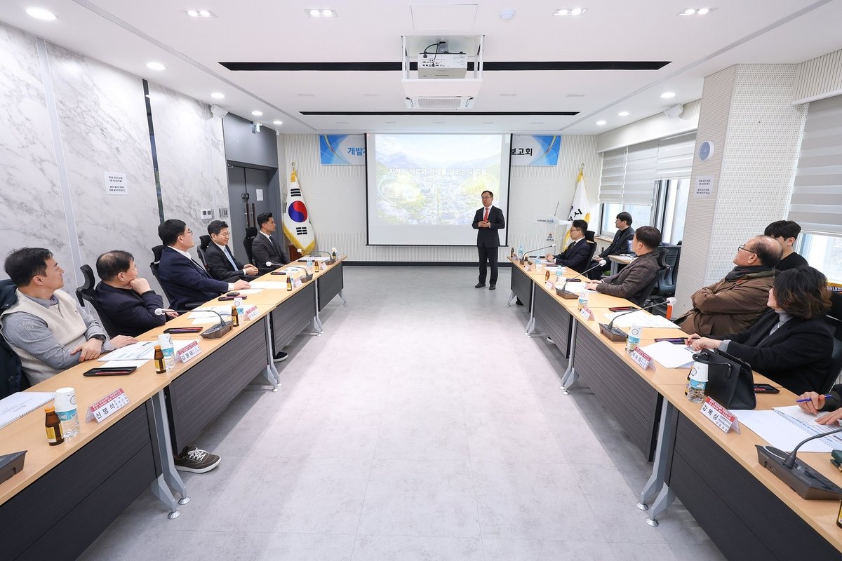 지난 19일 열린 ‘첨단가속기 기반 의료클러스터 조성을 위한 개발계획 수립 및 실행지원 프로젝트 용역 착수보고회’. 사진제공 ㅣ 삼척시청