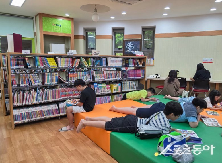 대구 북구 작은 도서관에 아이들이 독서하고 있는 모습. 사진제공ㅣ대구 북구
