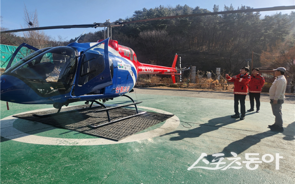 대구 동구청이 산불진화헬기 점검을 실시하고 있는 모습. 사진제공ㅣ대구 동구