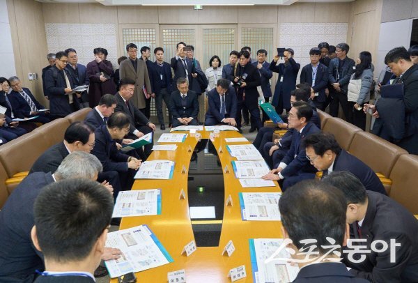 박현국 봉화군수를 비롯한 중부권 동서횡단철도 건설을 위한 경북·충북·충남 3도, 13개 시·군 협력체가 국토교통부 장관을 만나 ‘제5차 국가철도망 구축계획’ 신규 사업 반영을 촉구하고 있다. 사진제공 ㅣ 봉화군