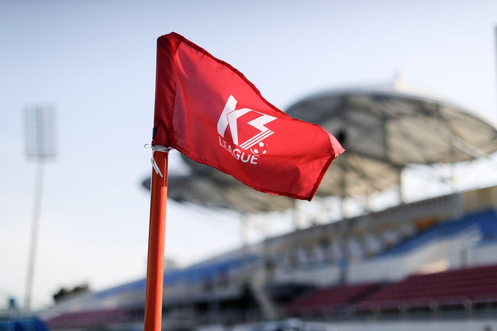 한국프로축구연맹은 16일 제1차 이사회를 열고 2026시즌 성적을 기준으로 K리그2(2부) 최하위(17위)와 K3리그(3부) 1위 간의 단판 승강 결정전을 치르기로 의결했다. 사진제공｜대한축구협회