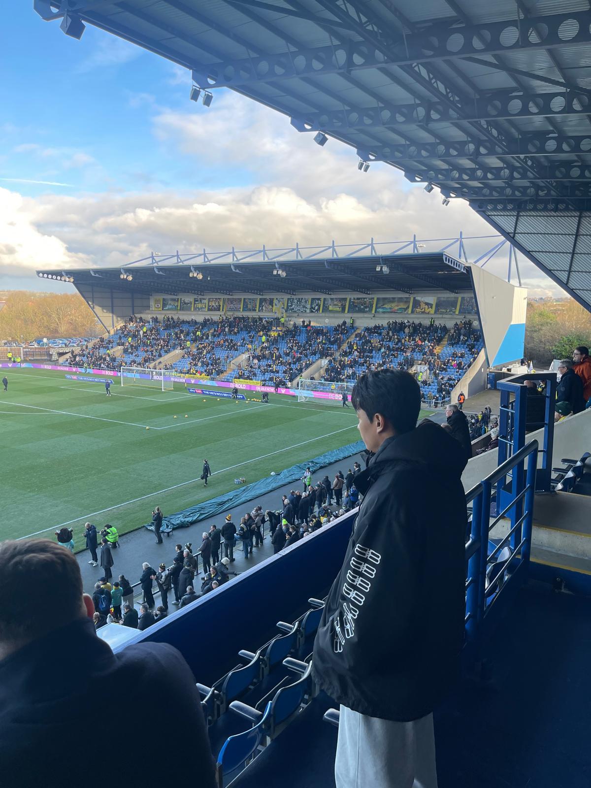 옥스포드 입단 절차를 마무리하기 위해 지난 주말 영국에 도착한 전진우가 18일 카삼스타디움서 열린 옥스포드-브리스톨전을 관전하고 있다. 사진제공｜전진우