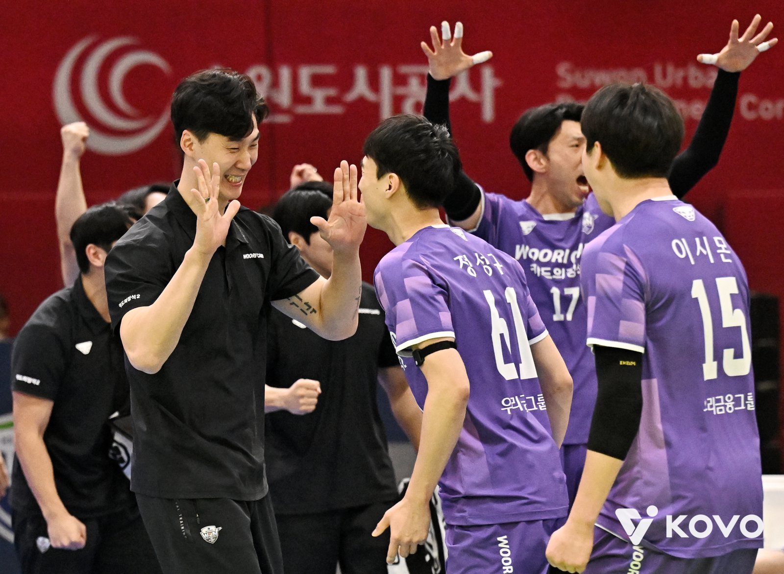 갑작스레 중책을 맡게 된 박철우 우리카드 감독대행(왼쪽)은 팀 사기와 컨디션 관리에 많은 신경을 쓰면서 V리그 지도자로서의 역량을 조금씩 키워가고 있다. 사진제공｜KOVO