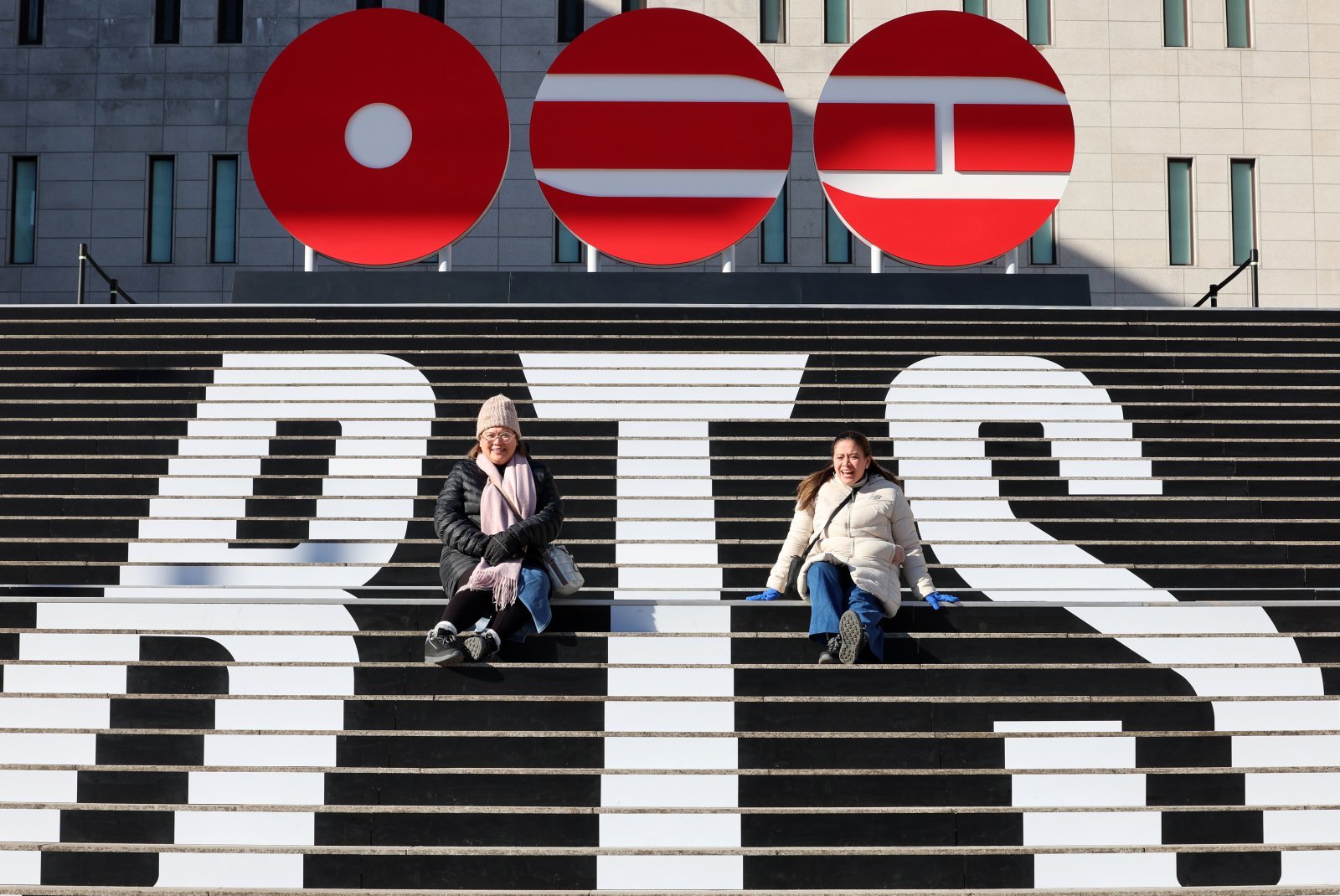 [서울=뉴시스] 이영환 기자 = 6일 오전 서울 종로구 세종문화회관 계단에 방탄소년단(BTS)의 정규 5집의 로고, 발매 일자, 팀명을 이용한 래핑이 되어 있다.  BTS의 정규 5집은 오는 3월20일 발매된다. 2026.01.06. 20hwan@newsis.com