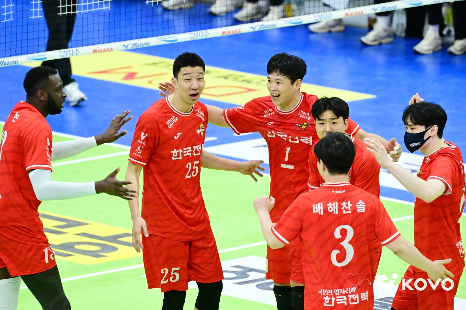 한국전력 선수들이 20일 수원체육관서 열린 대한항공과 V리근 남자부 홈경기에서 팀 득점에 기뻐하고 있다. 사진제공｜KOVO