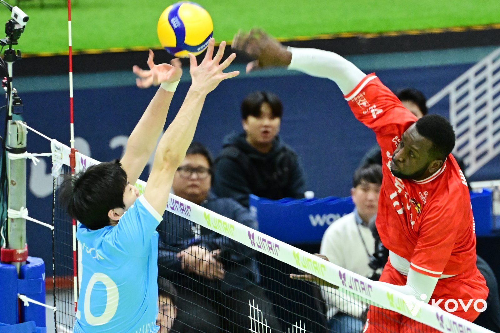 한국전력 외국인 주포 베논(오른쪽)이 20일 수원체육관서 열린 대한항공과 V리그 남자부 홈경기서 스파이크 공격을 하고 있다. 사진제공｜KOVO
