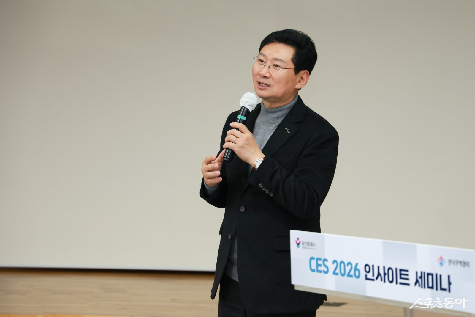 지난 20일 시청 비전홀에서 열린 CES 2026 인사이트 세미나에 참석한 이상일 용인시장이 인사말을 하고 있다. 사진제공｜용인시