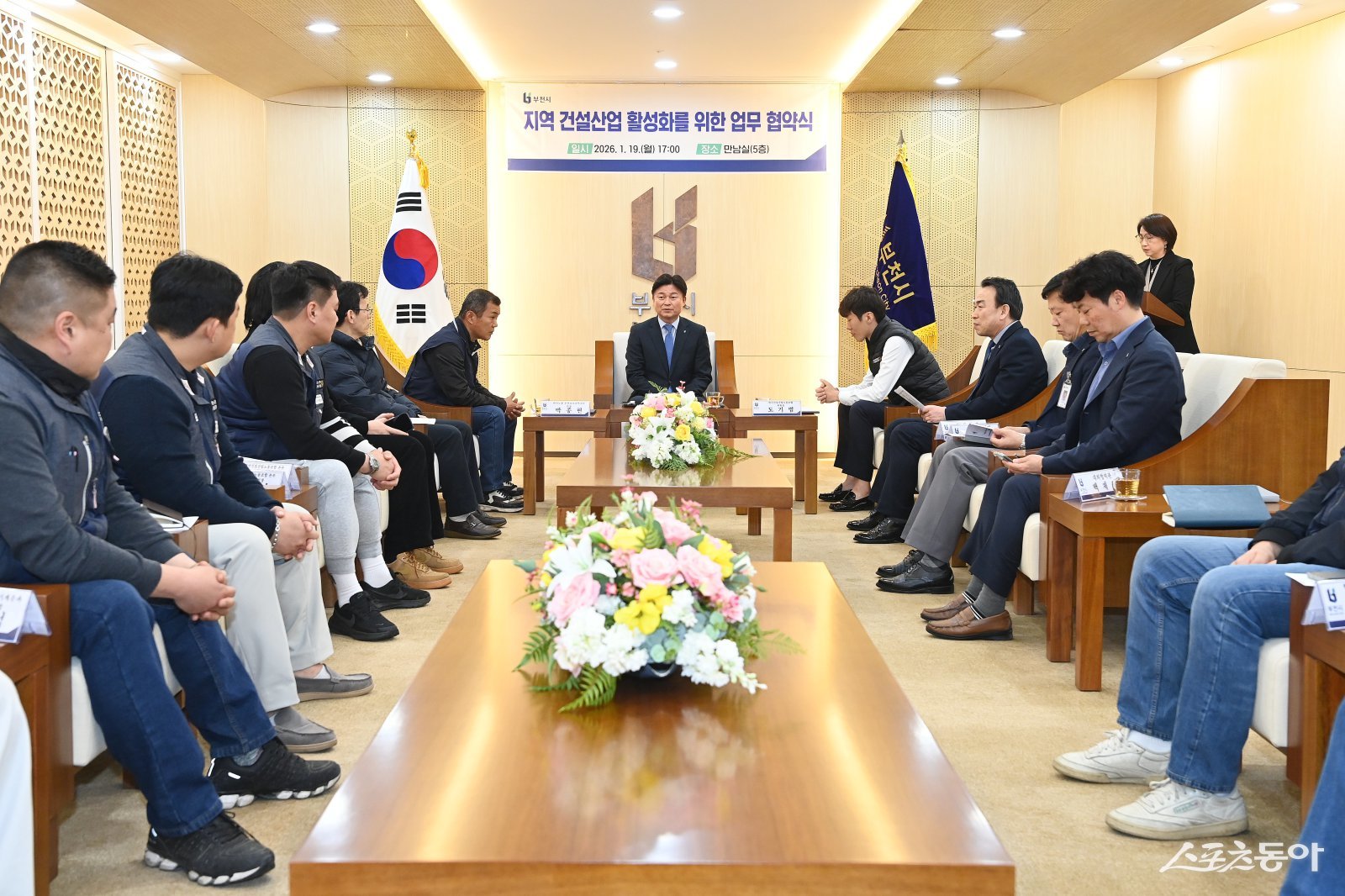 부천시는 지난 19일 한국노총 경기본부 부천김포지역지부, 한국건설산업노동조합과 함께 ‘부천시 지역건설산업 활성화를 위한 업무협약’을 체결했다. 사진제공｜부천시