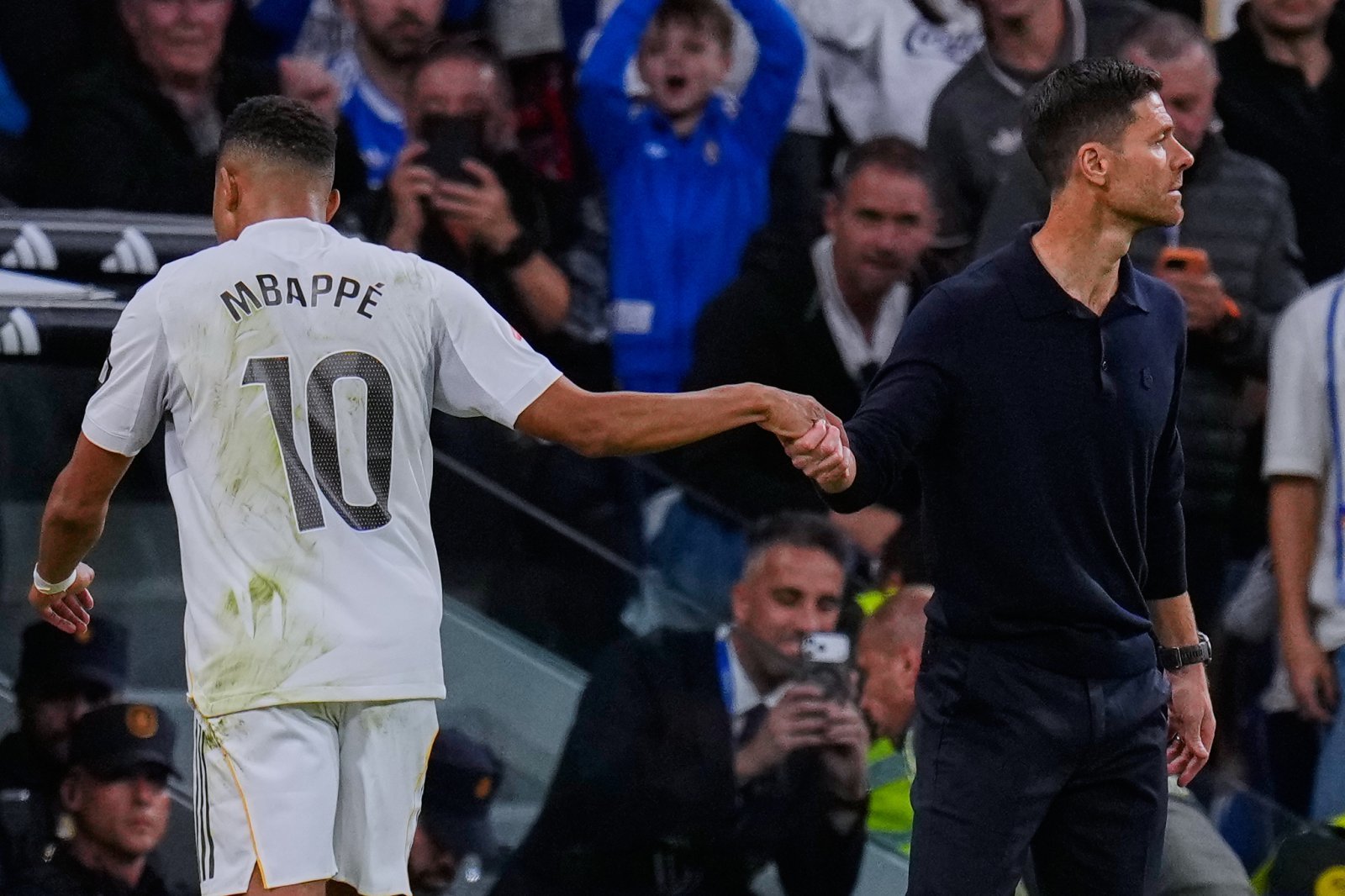 사비 알론소 전 레알 마드리드 감독(오른쪽)이 7월까지 휴식을 취할 것으로 보이지만 친정팀 리버풀의 제안이라면 중도 부임 카드를 꺼내들 것이라는 전망이 일고 있다. AP뉴시스