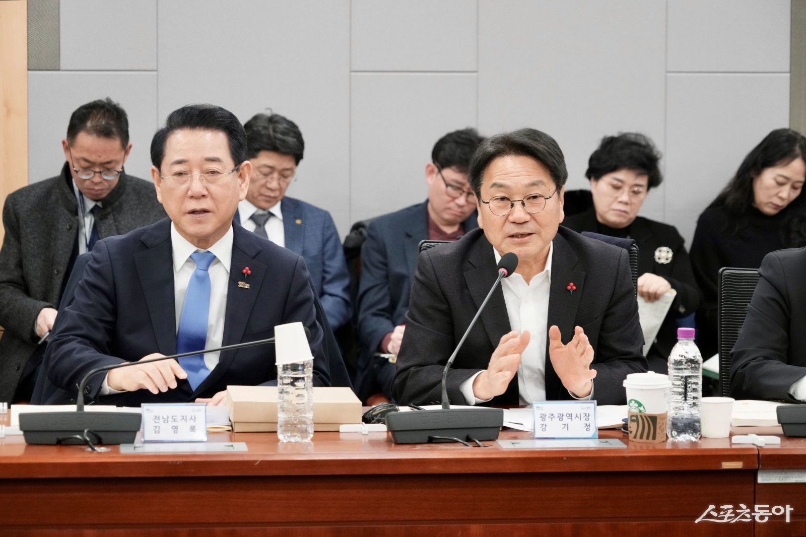 강기정 광주광역시장이 21일 오전 국회의원회관 제2세미나실에서 ‘광주전남 통합 특별법 검토 시도지사-국회의원 2차 조찬 간담회’에 참석해 법률안의 핵심 특례 사항과 입법 전략 등을 논의하고 있다. 사진제공=광주광역시