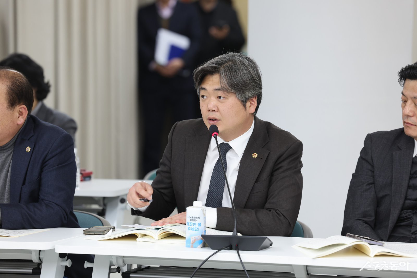 박원종 의원(더불어민주당·영광1)은 지난 19일 광주·전남 행정통합 관련 도의회–집행부 2차 간담회에서, “행정통합추진 과정에서 전남의 대표 정책들이 축소되거나 불확실해질 수 있다”는 도민들의 우려를 전달하며 정책 지속성을 제도적으로 보장할 필요성을 제기했다. 사진제공=전남도의회