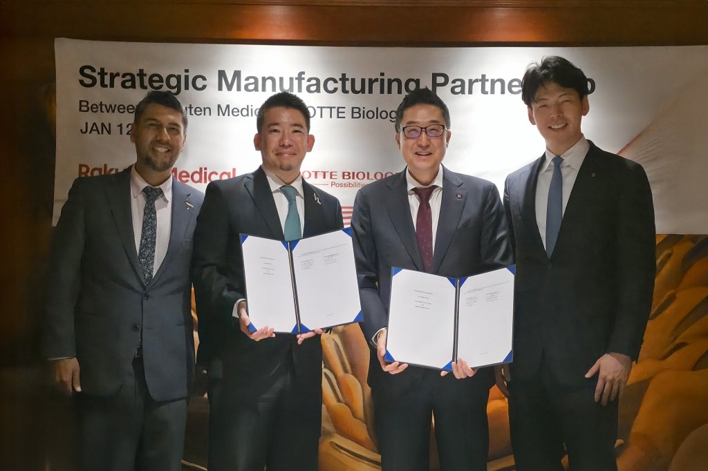 롯데바이오로직스와 라쿠텐메디칼의 바이오 의약품 위탁생산 계약 체결식. 왼쪽부터 압흐짓 바티아 라쿠텐메디칼 최고운영책임자, 미나미 마에다 라쿠텐메디칼 사장, 박제임스, 신유열 롯데바이오로직스 공동대표. 사진제공｜롯데바이오로직스