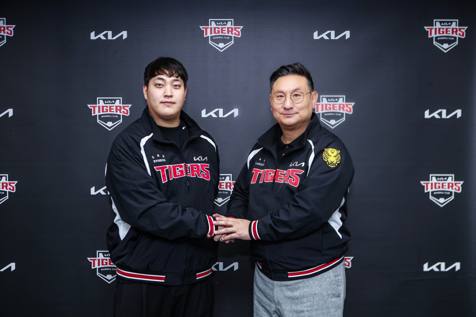 조상우(왼쪽)가 21일 KIA와 2년 최대 15억 원 규모의 FA 계약을 체결한 뒤 심재학 단장과 악수하고 있다. 사진제공｜KIA 타이거즈