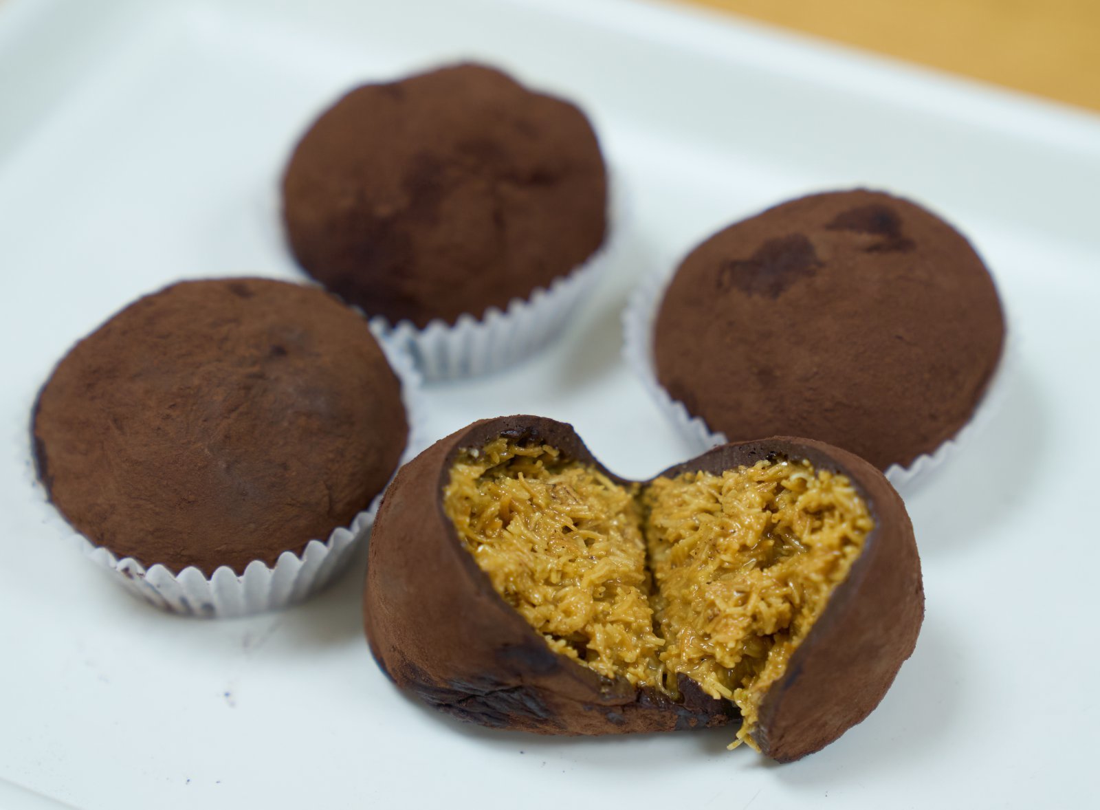 요즘 디저트계를 평정한 두쫀쿠. 카다이프와 피스타치오 스프레드를 섞어 만든 필링을 초콜릿 마시멜로로 감싸 만든 디저트로, 정작 두바이에서는 팔지 않는 두바이 스타일의 한국형 디저트다. 사진제공 | 고려대 구로병원