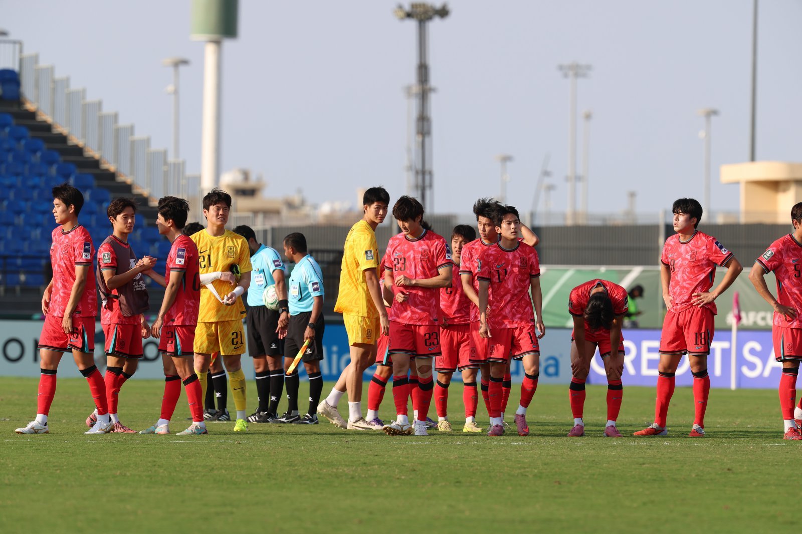U-23 대표팀 선수들이 20일(한국시간) 사우디 제다에서 열린 AFC U-23 아시안컵 준결승에서 일본에 패한 뒤 침통해하고 있다. 사진제공｜대한축구협회