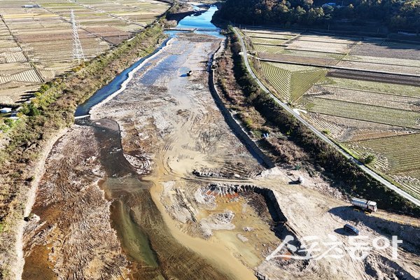 문경시가 소하천 정비사업을 하고 있는 모습. 사진제공ㅣ문경시