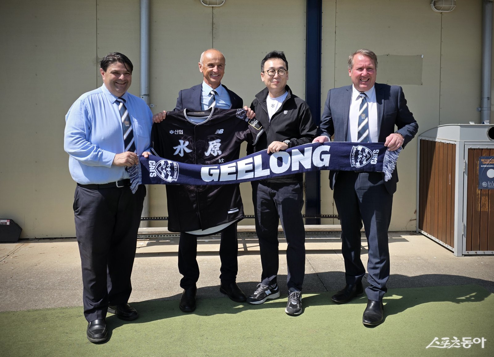 나도현 KT 단장(오른쪽 2번째)이 21일 호주 질롱 베이스볼 센터에서 질롱시와 협의를 진행한 뒤, 스트레치 콘텔 질롱시장(왼쪽 2번째) 등 관계자와 기념 촬영하고 있다. 사진제공｜KT 위즈