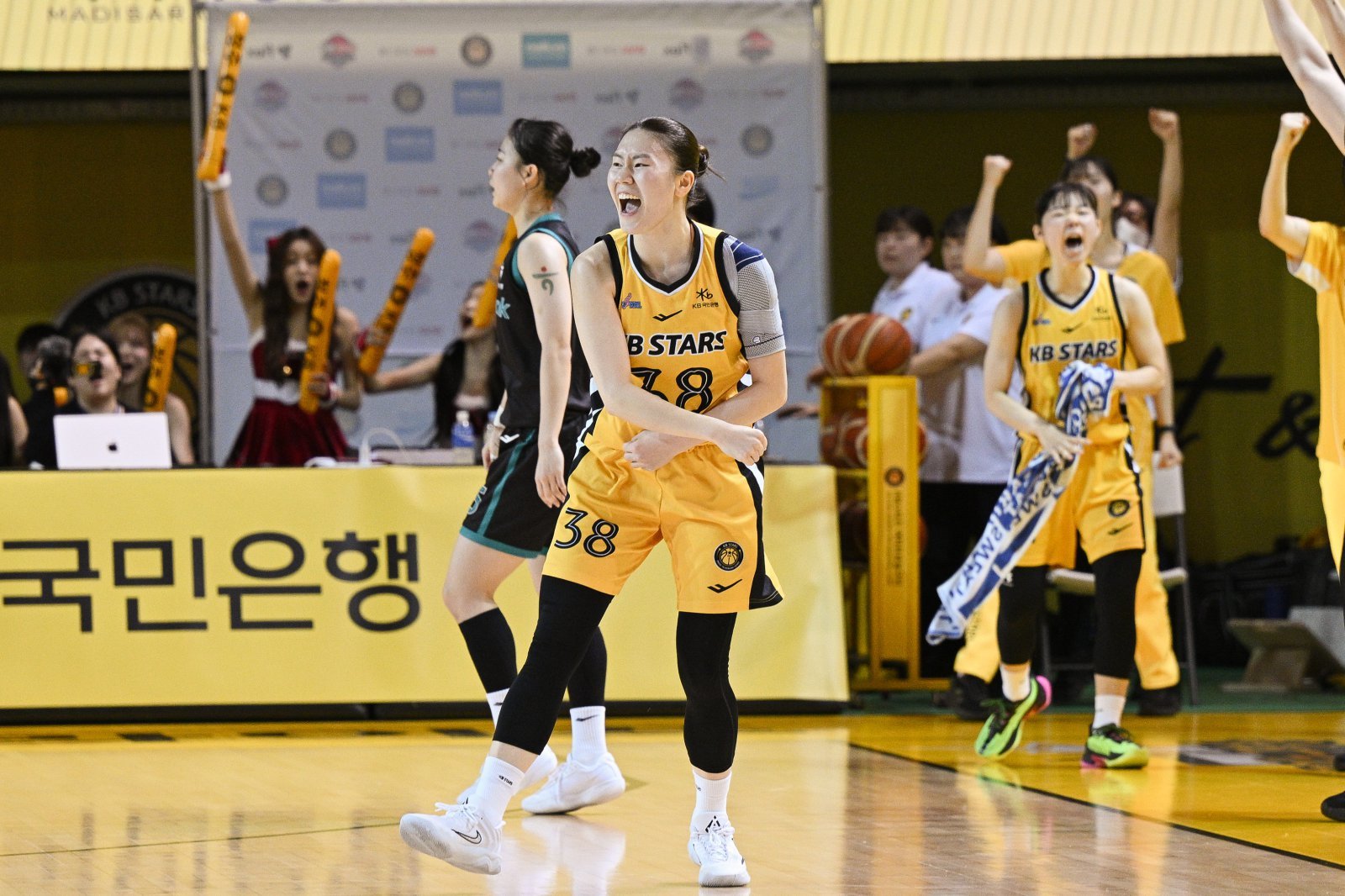 김완수 KB스타즈 감독은 나윤정(38번)이 하루빨리 반등해 외곽에서 활력을 불어넣길 바라고 있다. 사진제공|WKBL