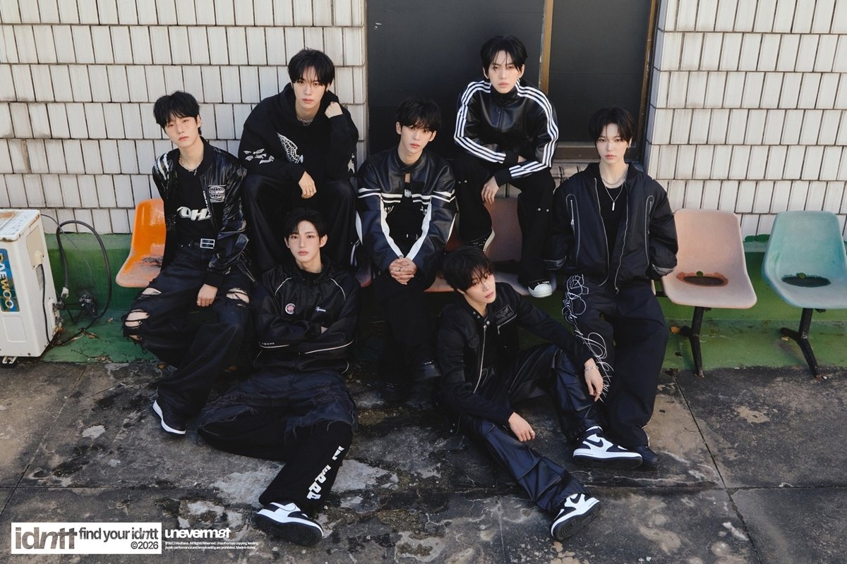 남성 신예 아이덴티티의 첫 유닛 ‘유네버맷’이 데뷔 반년만에 정산을 완료해 화제다. 순익분기를 넘기까지 통상 수년씩 걸리는 속에서 이뤄진 초고속 정산에 대해 이들 소속사인 모드하우스는 대표 MD인 포토 카드의 별도 정산을 꼽아 눈길을 끌었다. 사진제공|모드하우스