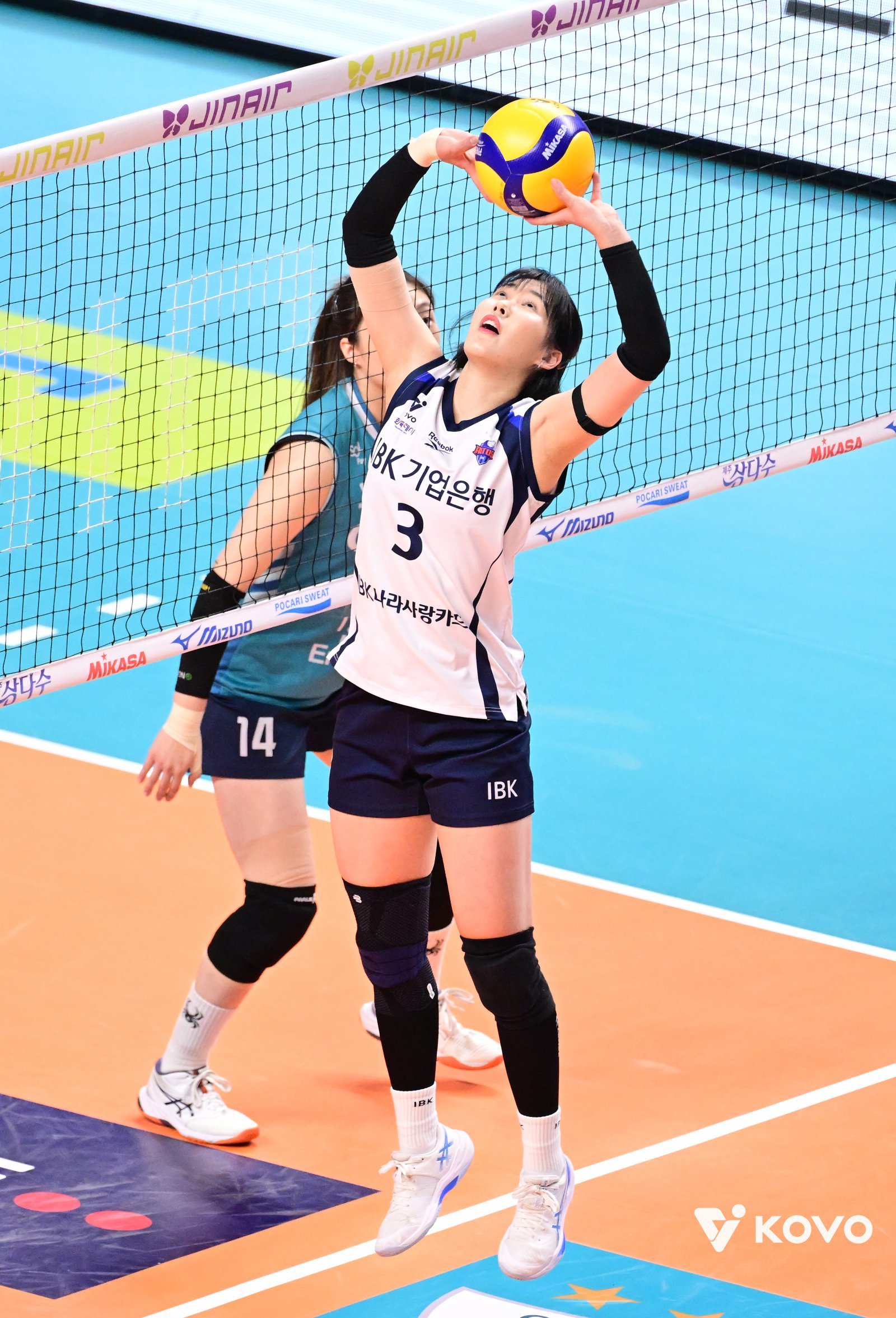 IBK기업은행 박은서(앞)는 이번 시즌 프로 데뷔 이후 처음으로 주전자리를 따냈다. 이 기회를 놓치지 않겠다는 의지다. 사진제공│KOVO