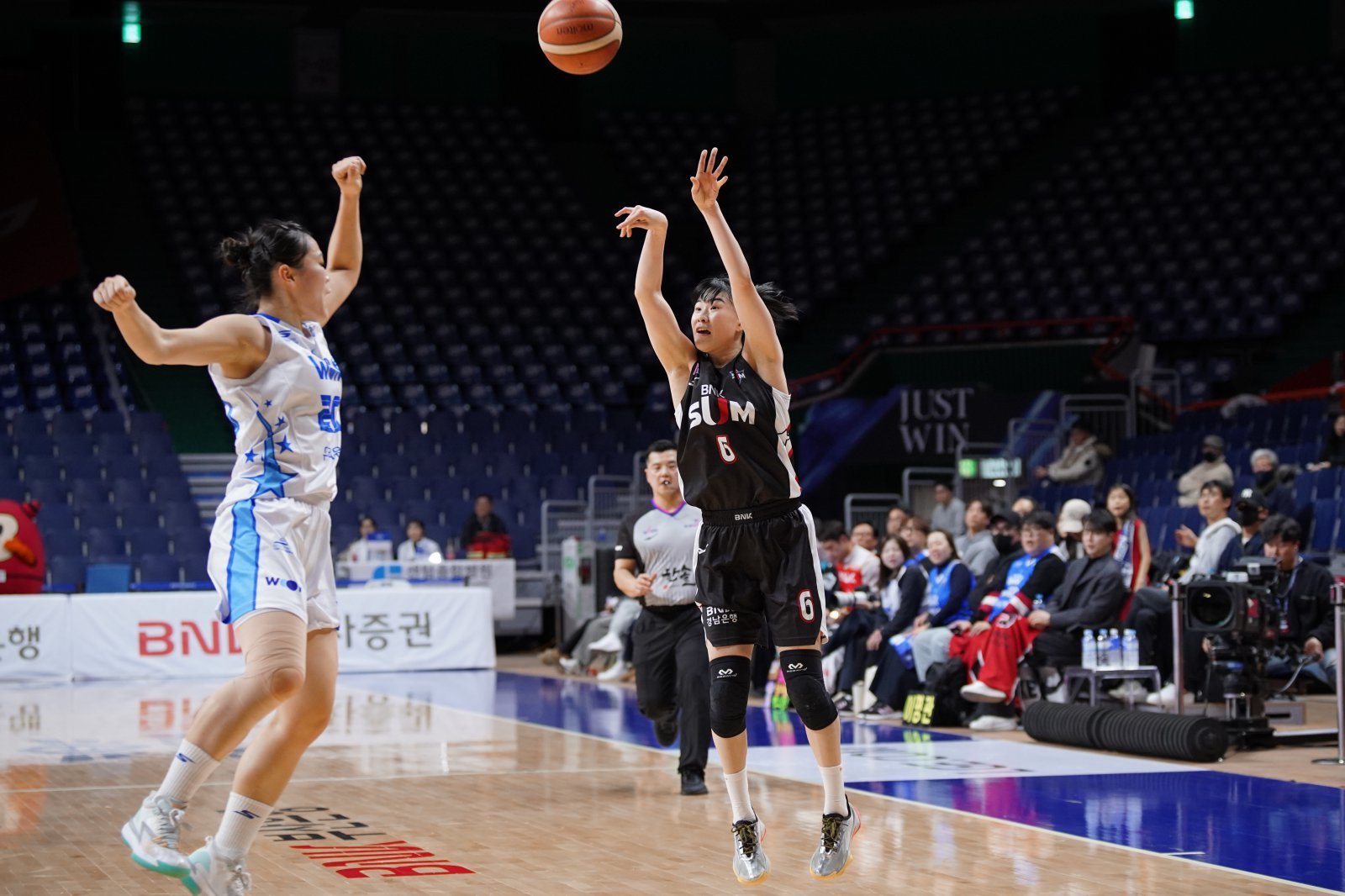 BNK 썸 이소희(6번)는 21일 부산에서 열린 우리은행전에서 19점(3점슛 5개)로 활약하며 3위 수성에 힘을 보탰다. 사진제공｜WKBL