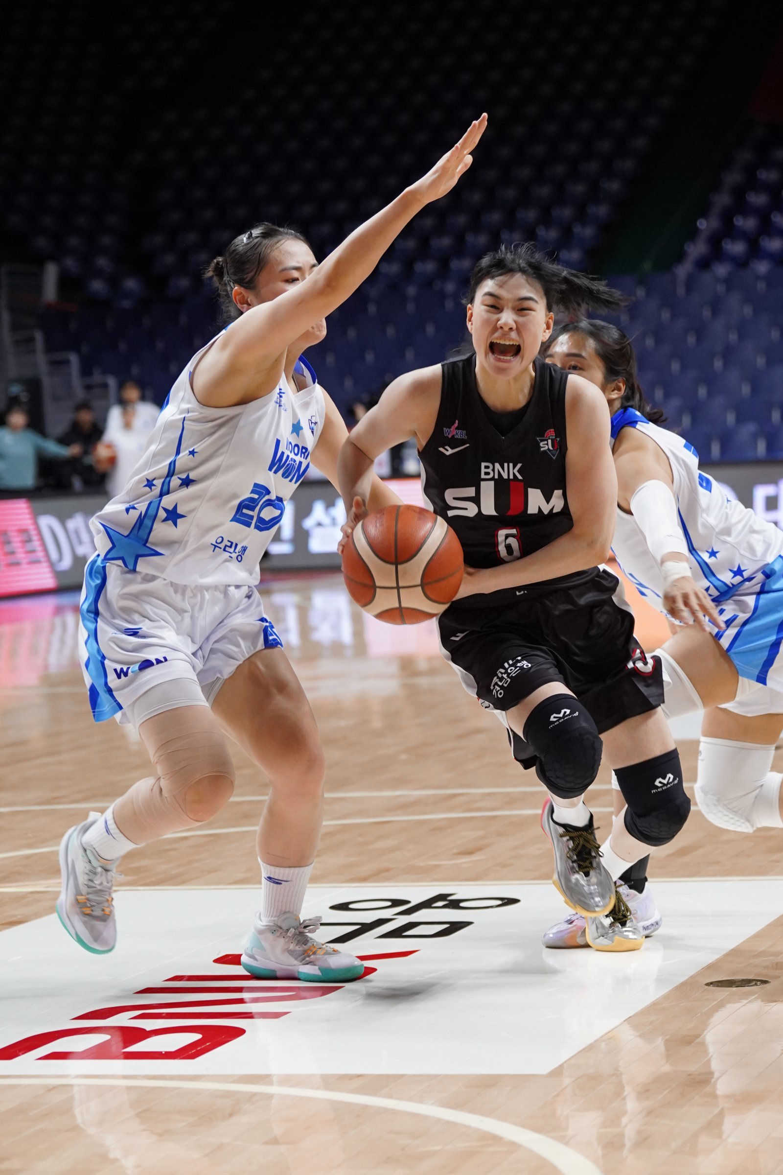BNK 썸 이소희(오른쪽)는 21일 부산에서 열린 우리은행전에서 19점(3점슛 5개)로 활약하며 3위 수성에 힘을 보탰다. 사진제공｜WKBL