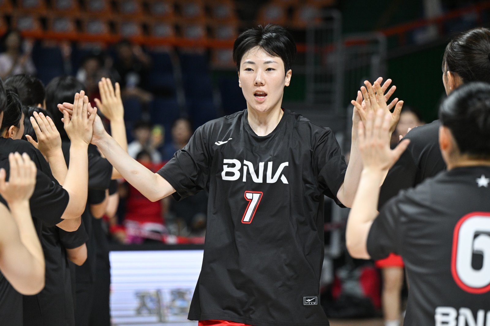 BNK 썸 박혜진은 손가락이 탈구되는 부상에도 끝까지 코트를 떠나지 않으며 3위 수성에 힘을 보탰다. 사진제공|WKBL