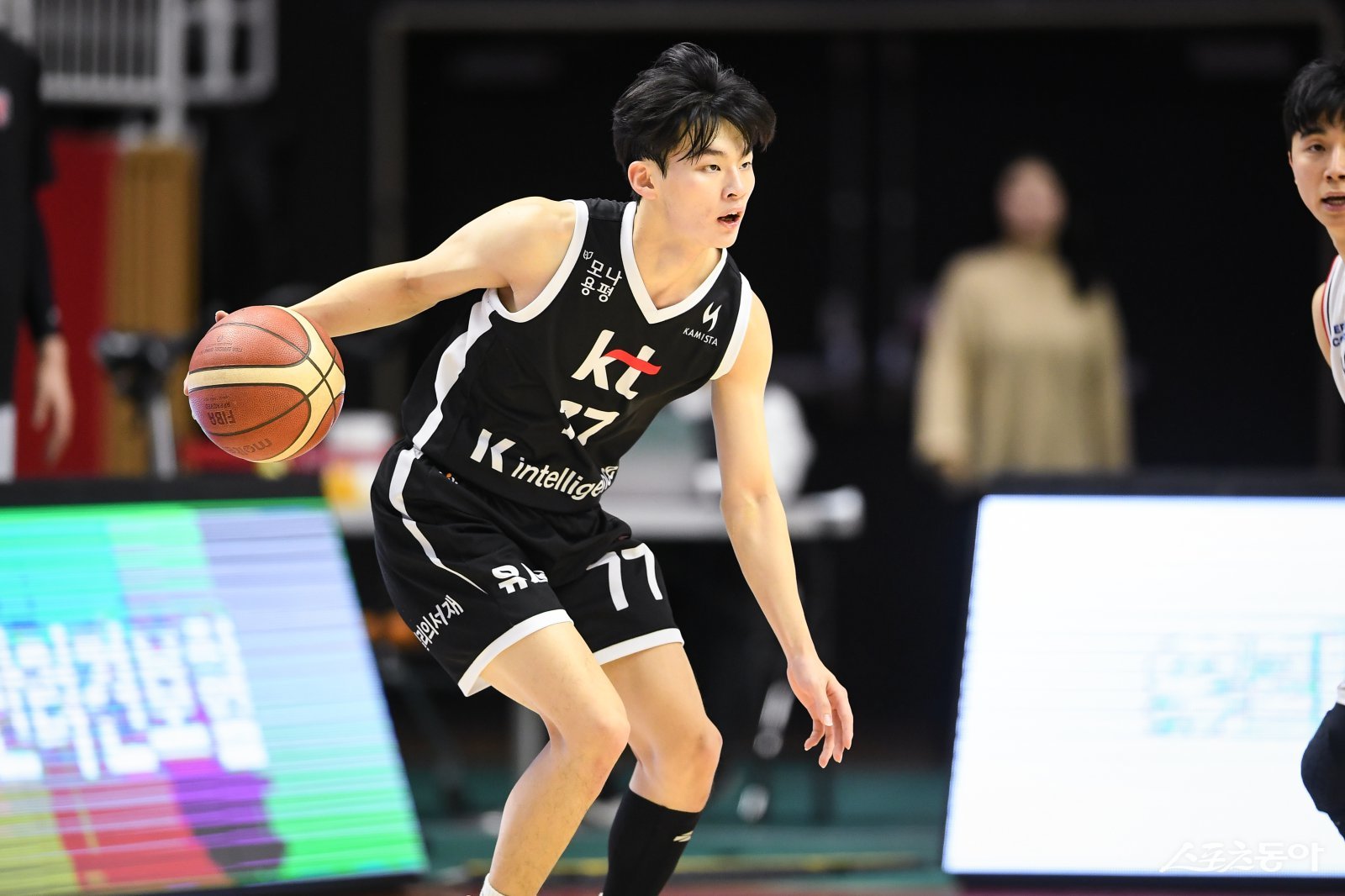 KT 강성욱이 21일 수원KT소닉붐아레나에서 열린 정관장전 도중 동료의 움직임을 확인하고 있다.  사진제공｜KBL