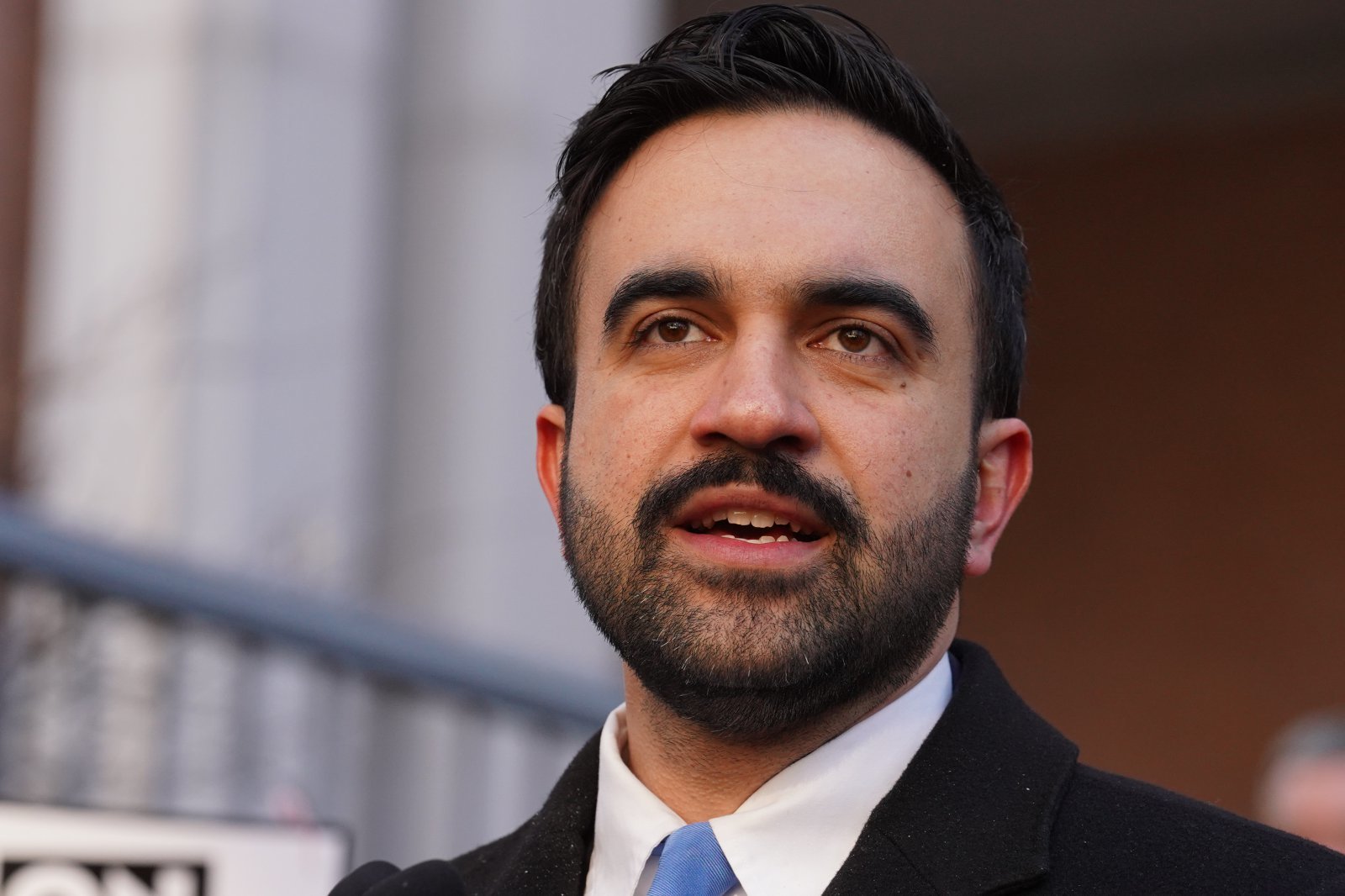 글로벌 스포츠 매체 디애슬레틱은 21일(한국시간) “조흐란 맘다니 뉴욕시장이 월드컵을 앞두고 여행 금지 조치의 영향을 도널드 트럼프 대통령에게 직접 전달할 계획”이라며 “그는 해당 정책이 대회 이전에 변화하길 바라고 있다”고 보도했다. 뉴욕｜AP뉴시스