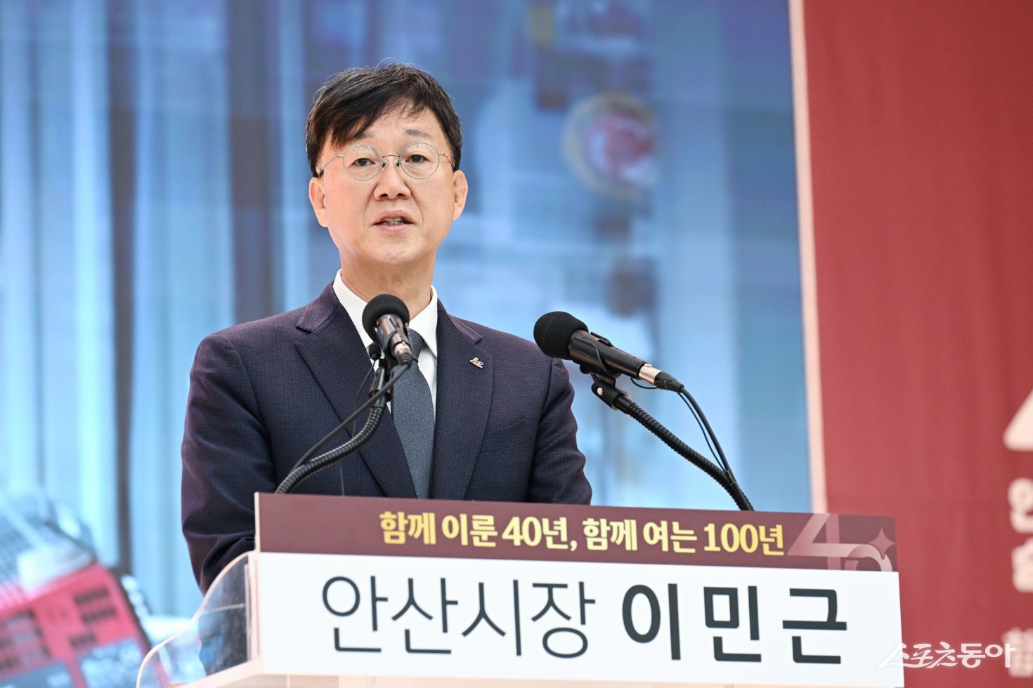 안산시는 지난 21일 시청 대회의실에서 열린 2026년 신년 기자간담회를 통해 첨단로봇과 인공지능(AI)을 중심으로 한 산업구조 혁신과 시민 삶의 질 향상을 핵심으로 하는 중장기 시정 비전을 발표했다(이민근 시장). 사진제공｜안산시