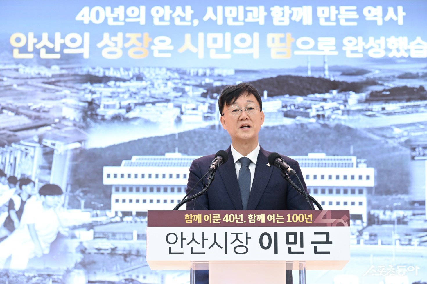 안산시는 지난 21일 시청 대회의실에서 열린 2026년 신년 기자간담회를 통해 첨단로봇과 인공지능(AI)을 중심으로 한 산업구조 혁신과 시민 삶의 질 향상을 핵심으로 하는 중장기 시정 비전을 발표했다(이민근 시장). 사진제공｜안산시