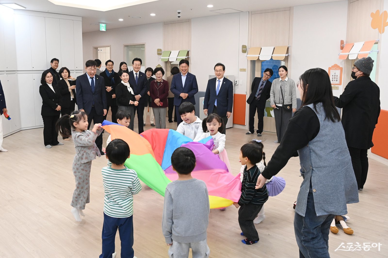 지난해 개소한 부천힐스테이트소사역 다함께돌봄센터에서 아이들이 놀이하고 있다. 사진제공｜부천시