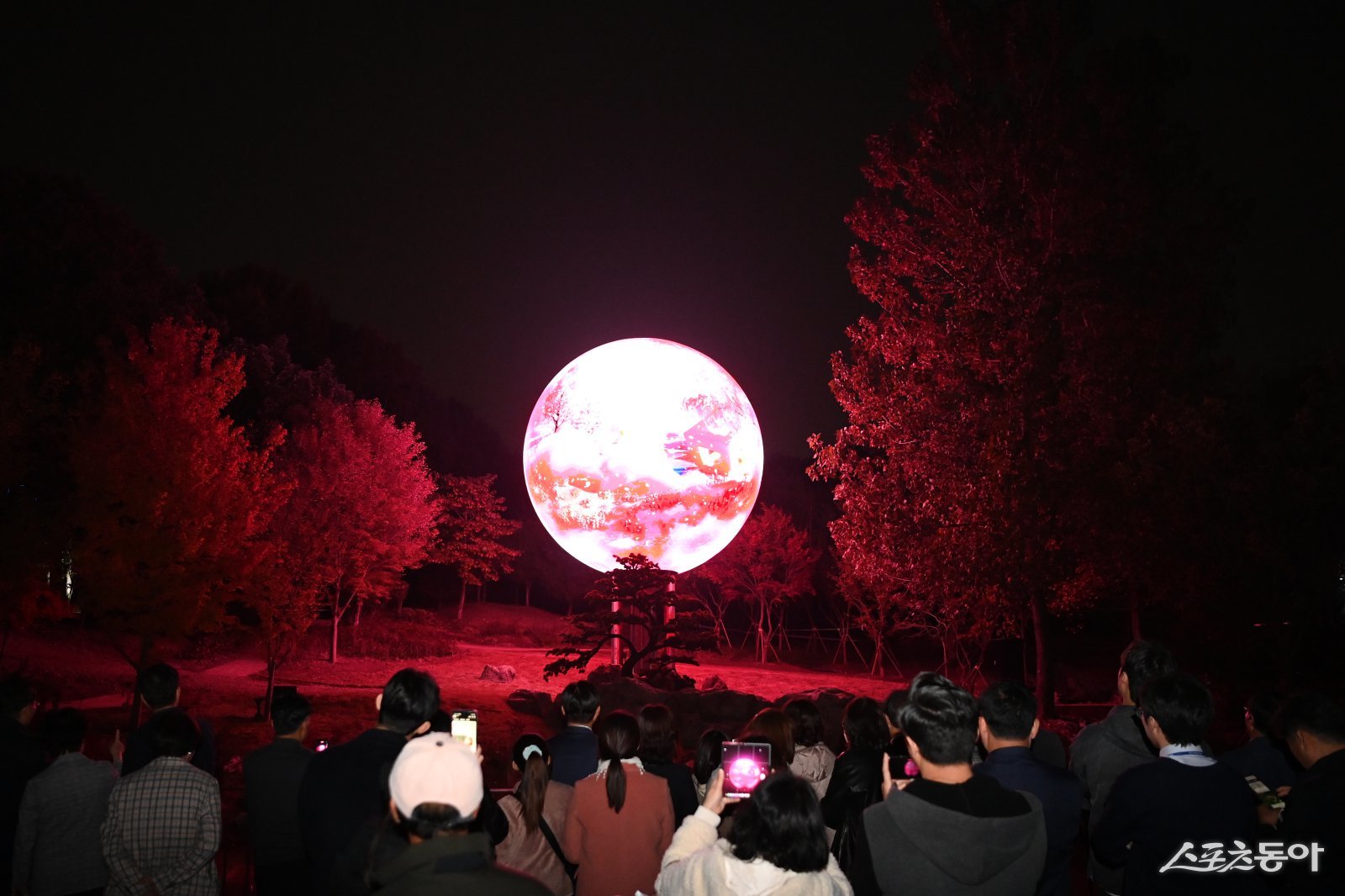 시민들이 부천루미나래 도화몽 작품 중 달밤을 감상하고 있다. 사진제공｜부천시