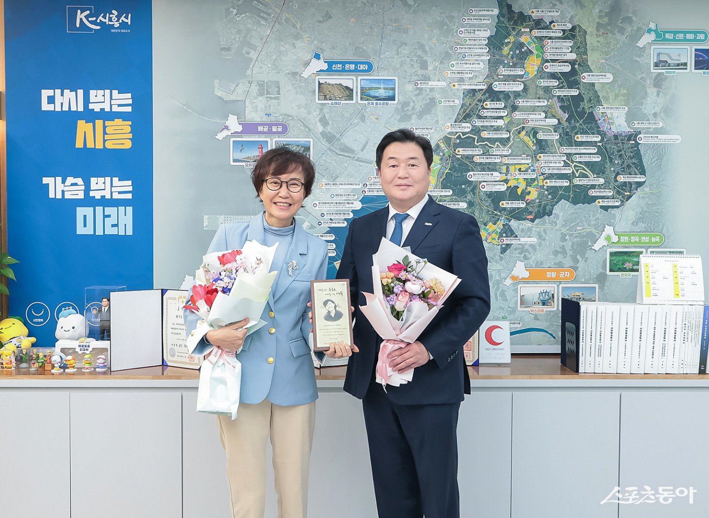 시흥시는 시 초대 명예문화홍보대사로 가수 강애리자를 위촉하고, 지난 1월 20일 시청 시장실에서 위촉장을 전달했다(오른쪽 임병택 시흥시장). 사진제공｜시흥시