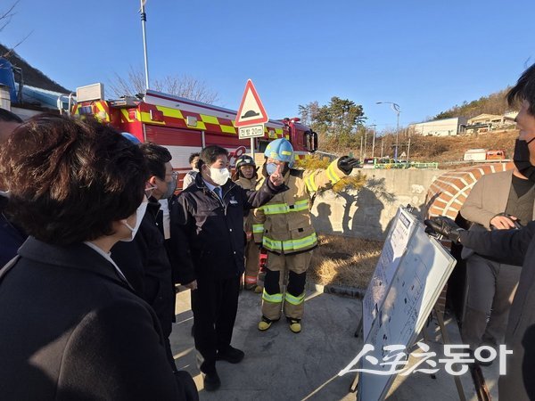 공영민 군수가 사고 접수 직후 현장을 찾아 상황을 직접 진두지휘하며 인명 피해 방지와 신속한 진압을 당부했다. 사진제공=고흥군