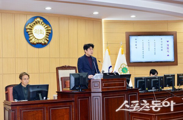 최대원 광양시의장이 제344회 임시회에서 인사말을 전 하고 있다. 사진제공=광양시의회