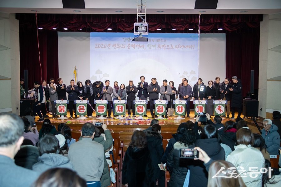 강범석 서구청장은 검암·경서·연희동을 시작으로 5개 권역을 순회하며 주민과 소통했다. 사진제공｜인천 서구청