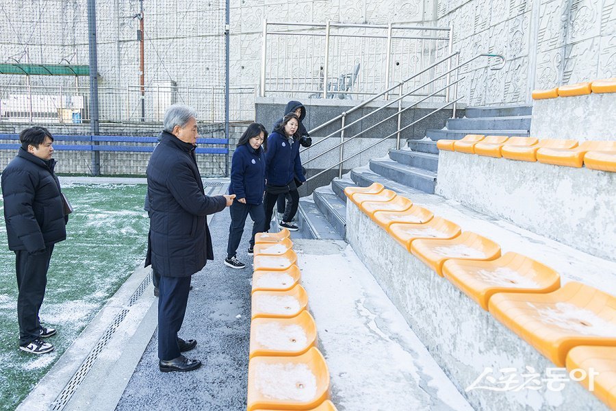 윤환 계양구청장이 관내 문화·체육시설 운영 실태 점검을 하고 있다. 사진제공|인천 계양구청
