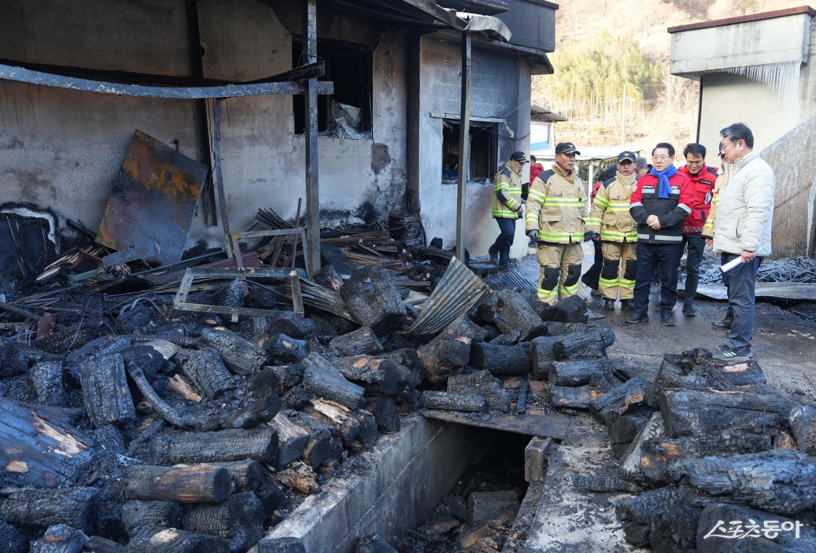 김영록 전라남도지사가 22일 오전 광양 옥곡면 산불 발화 현장을 둘러보고 있다. 사진제공=전남도