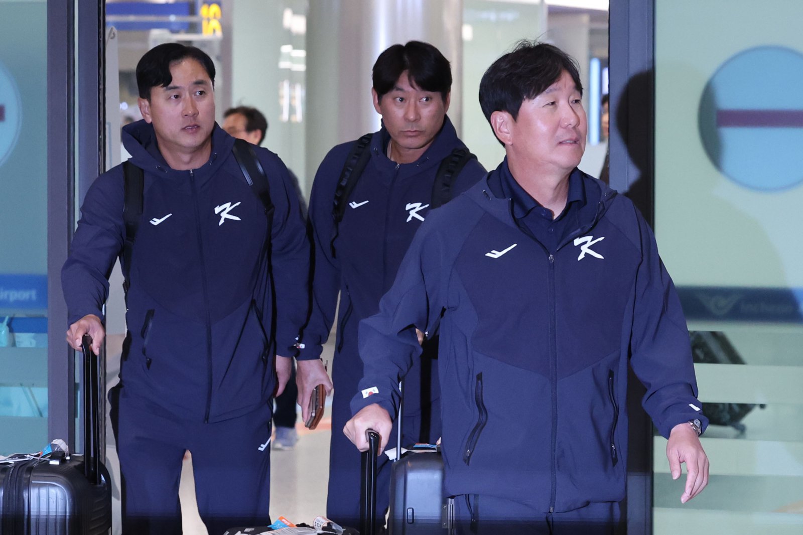 류지현 대표팀 감독(오른쪽 첫 번째)은 사이판 전지훈련 기간 선수들이 보인 성과에 크게 만족했다. 좋은 분위기를 이어 2026 WBC서 결과를 내겠다는 각오다. 뉴시스