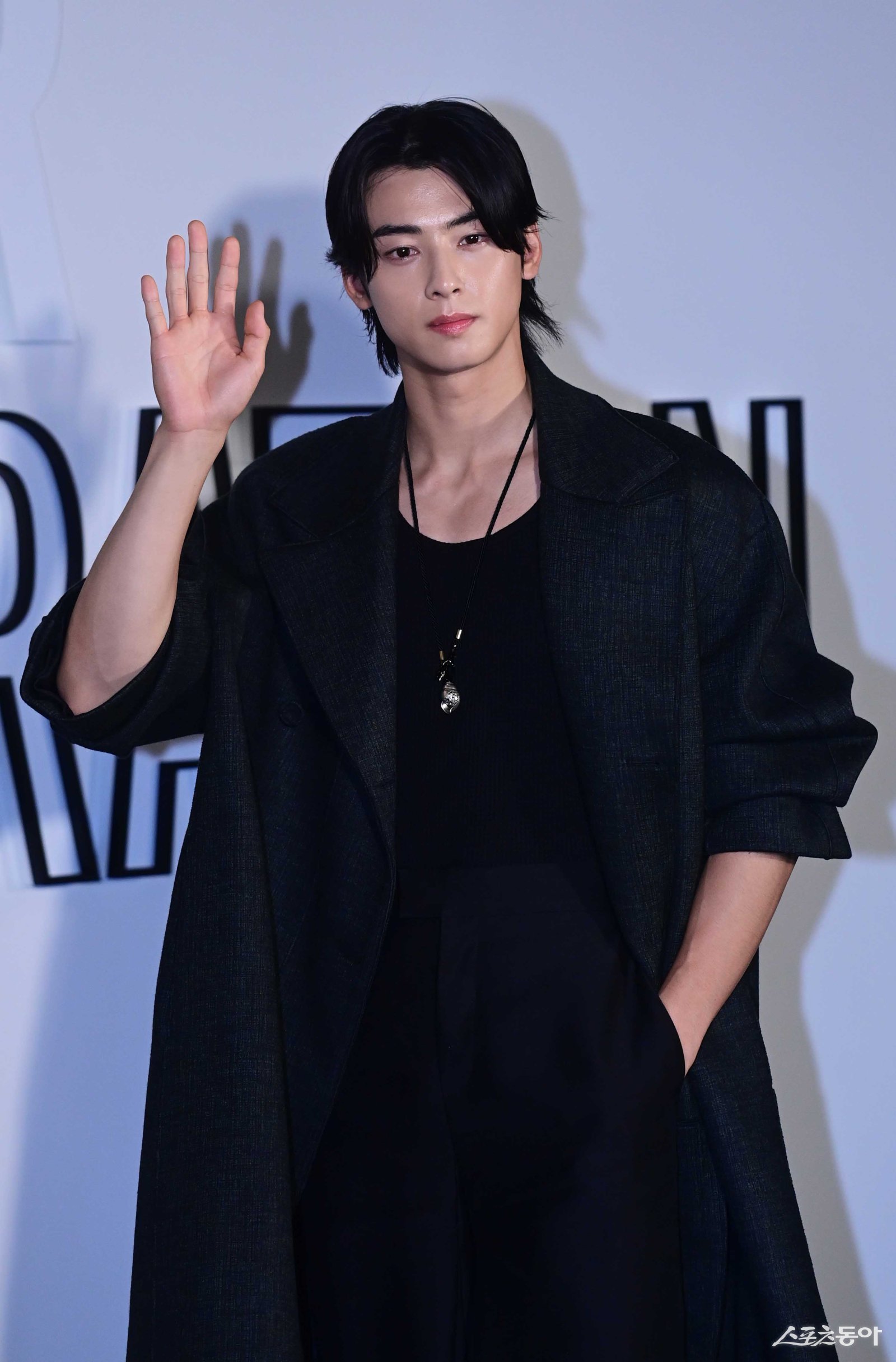 아스트로 차은우가 1일 서울 성동구 성수동 컨셉 스토어에서 열린 한 향수, 뷰티 패션 브랜드의 전시회 포토월에서 포즈를 취하고 있다. 주현희 기자 teth1147@donga.com