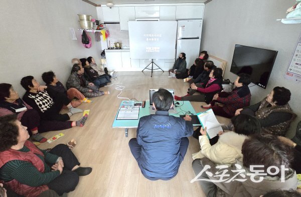 영덕군이 축산면 경정1리 마을회관에서 ‘찾아가는 지적·세정 민원처리반’을 운영하고 있다. 사진제공 ㅣ 영덕군