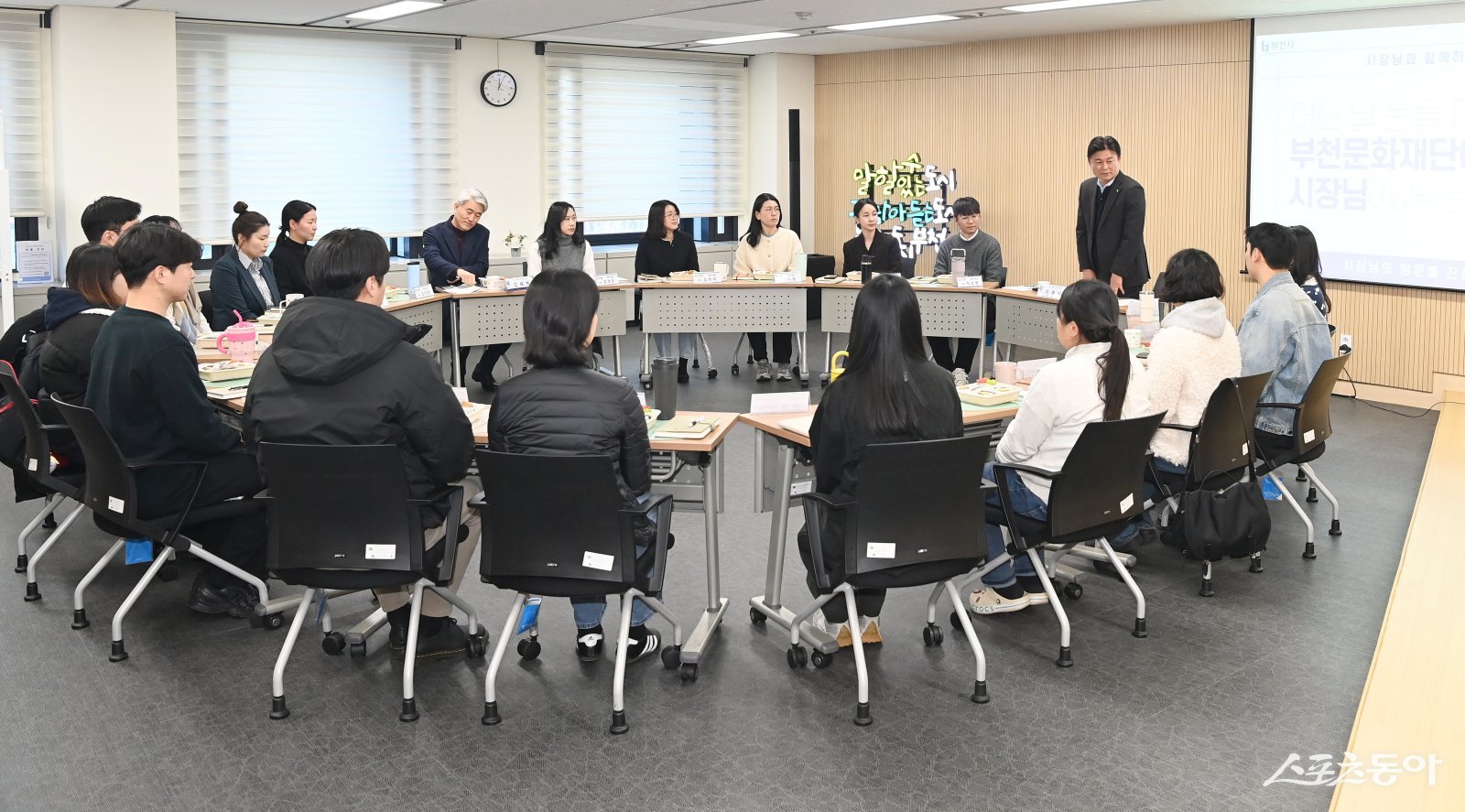 간담회 참석자들이 점심을 함께하며 의견을 나누고 있다. 사진제공｜부천시