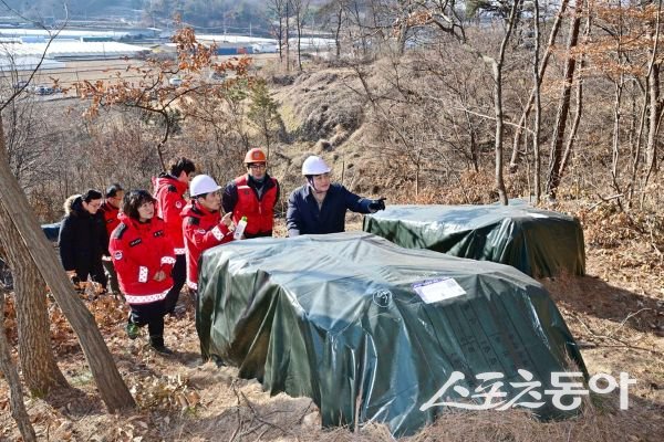 김천시가 2026년 방제사업 추진 현장을 방문해 점검하고 있는 모습. 사진제공ㅣ김천시