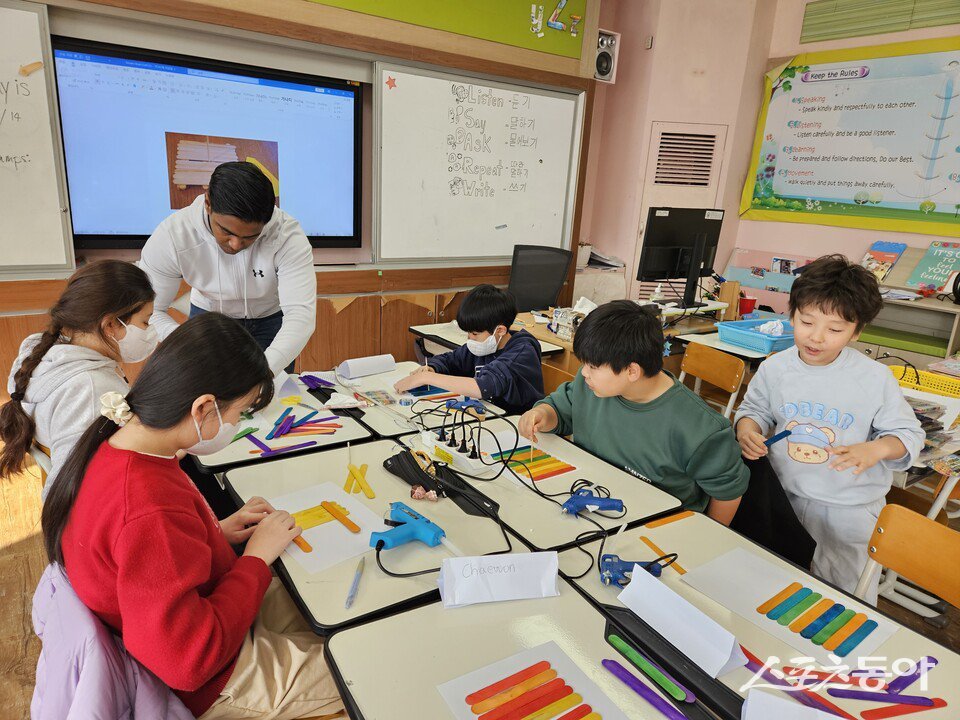 친구들과 함께 영어 공부를 하는 학생들. 사진제공=전남교육청
