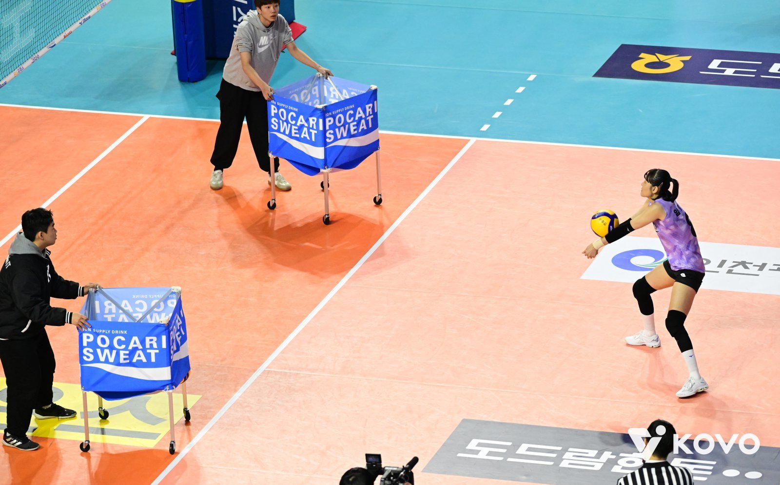 이번 시즌 V리그 올스타전은 25일 춘천 호반체육관서 열린다. 사진은 베스트 리베로 콘테스트 우승에 도전하는 IBK기업은행 임명옥(오른쪽 끝). 사진제공│KOVO