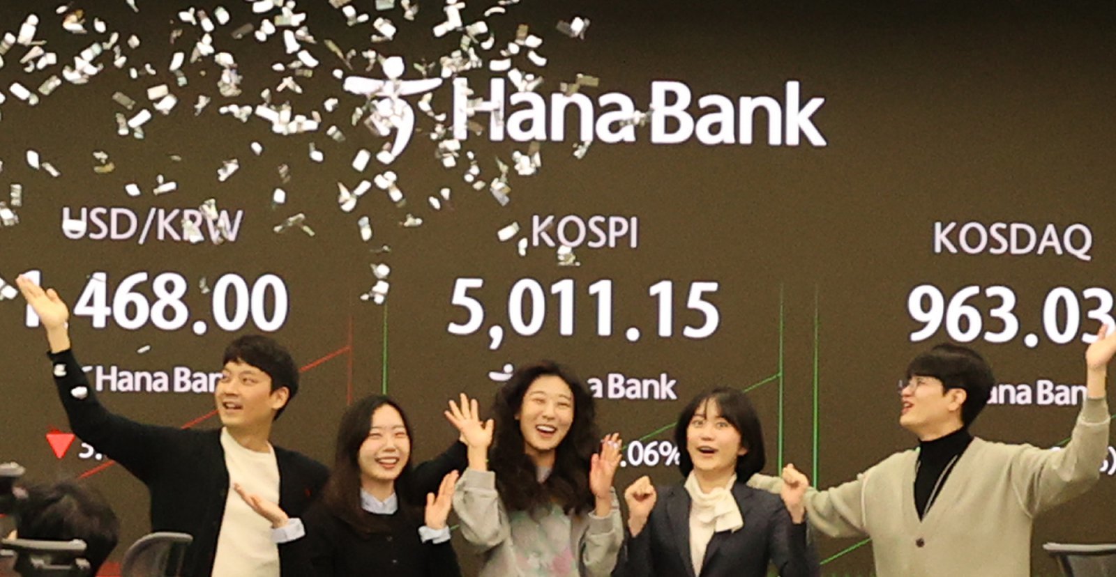 22일 오전 서울 중구 하나은행 딜링룸에서 딜러들이 코스피 5000p 돌파에 기뻐하고 있다. 사진제공｜하나은행